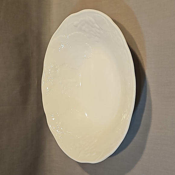 New Wedgwood Strawberry And Vine Oval Vegetable Bowl - Picture 3 of 12